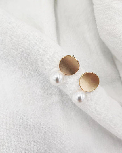 Demure belldoir Shape Pearl Ear Clip