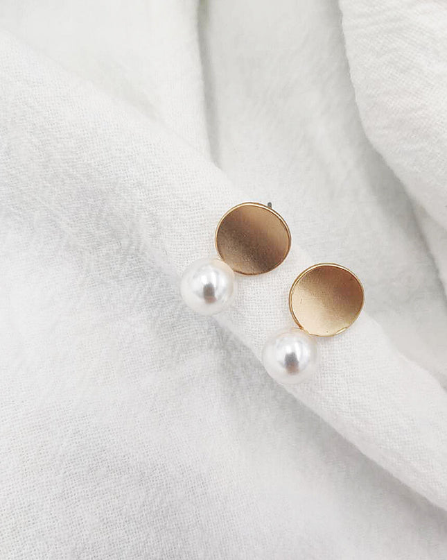 Demure belldoir Shape Pearl Ear Clip