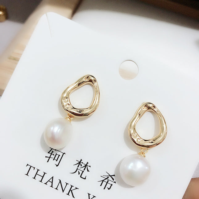 Demure belldoir Shape Pearl Ear Clip