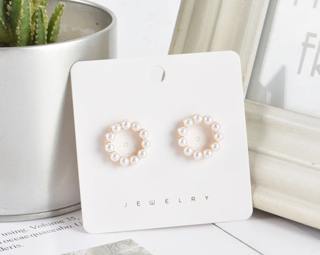 Demure belldoir Shape Pearl Ear Clip