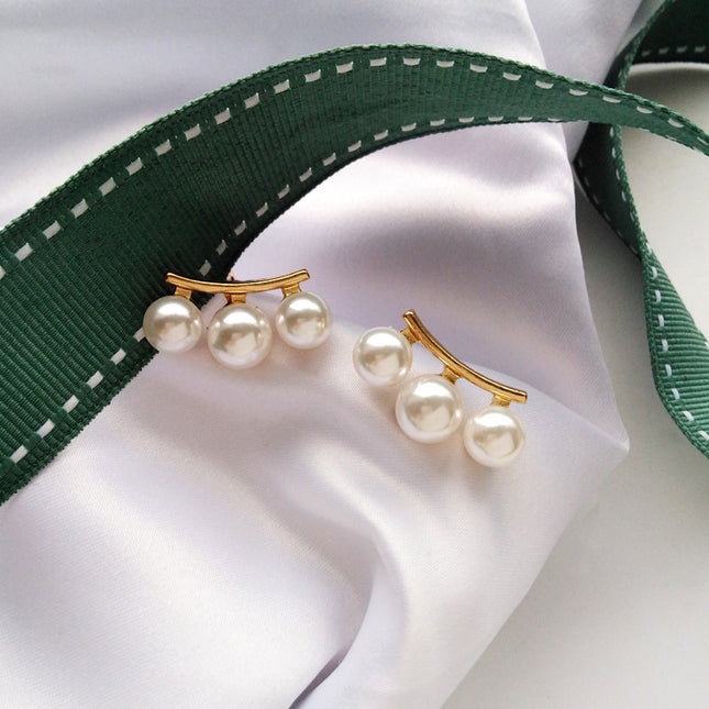 Demure belldoir Shape Pearl Ear Clip